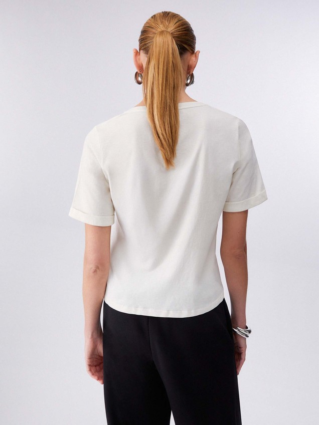 T-shirt com Decote em V e Aplicação