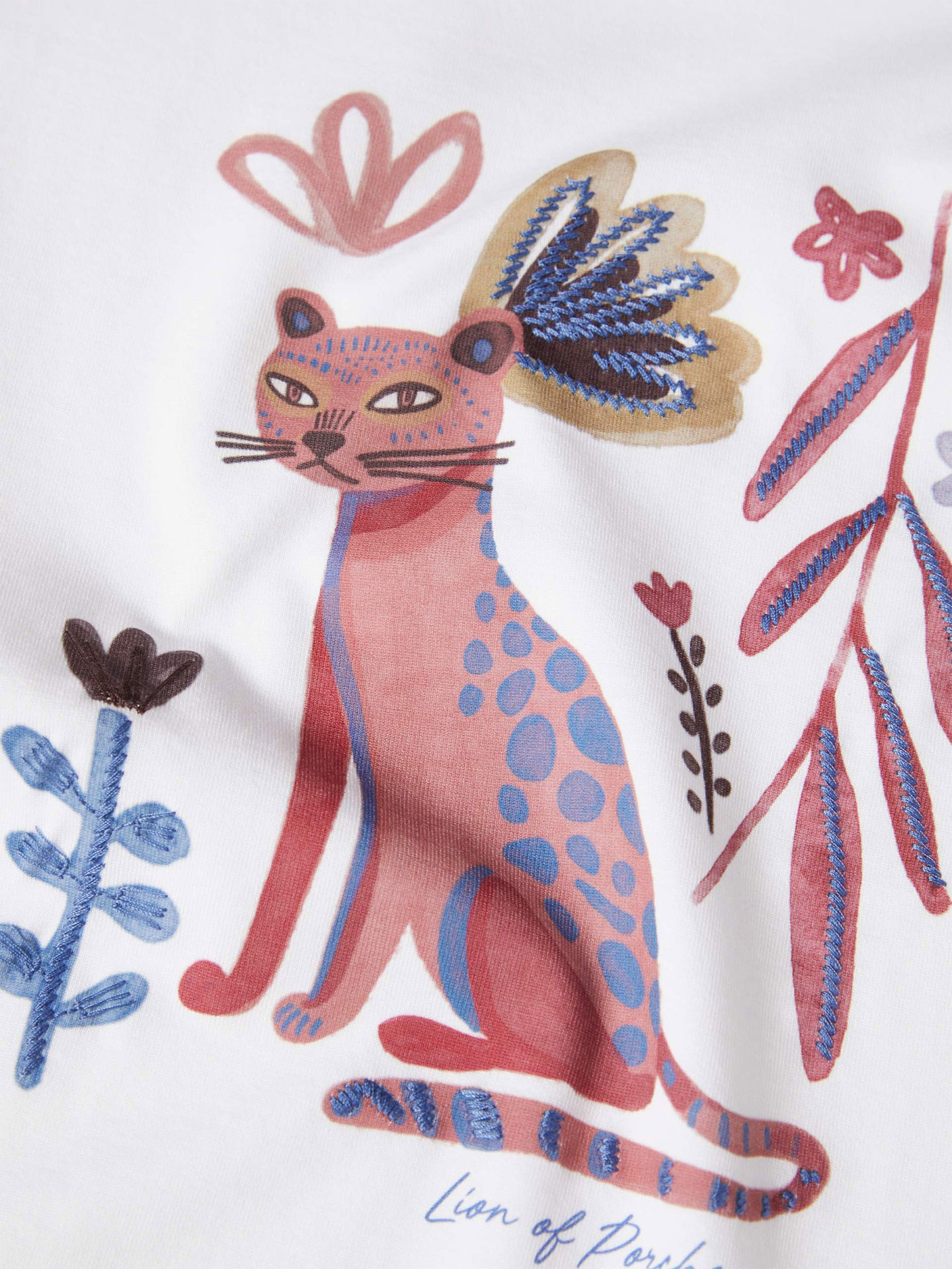 T-shirt com Estampado e Bordados