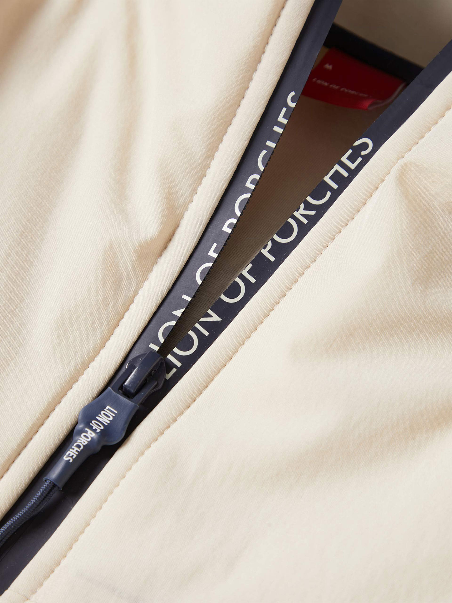 Casaco Técnico com Capuz