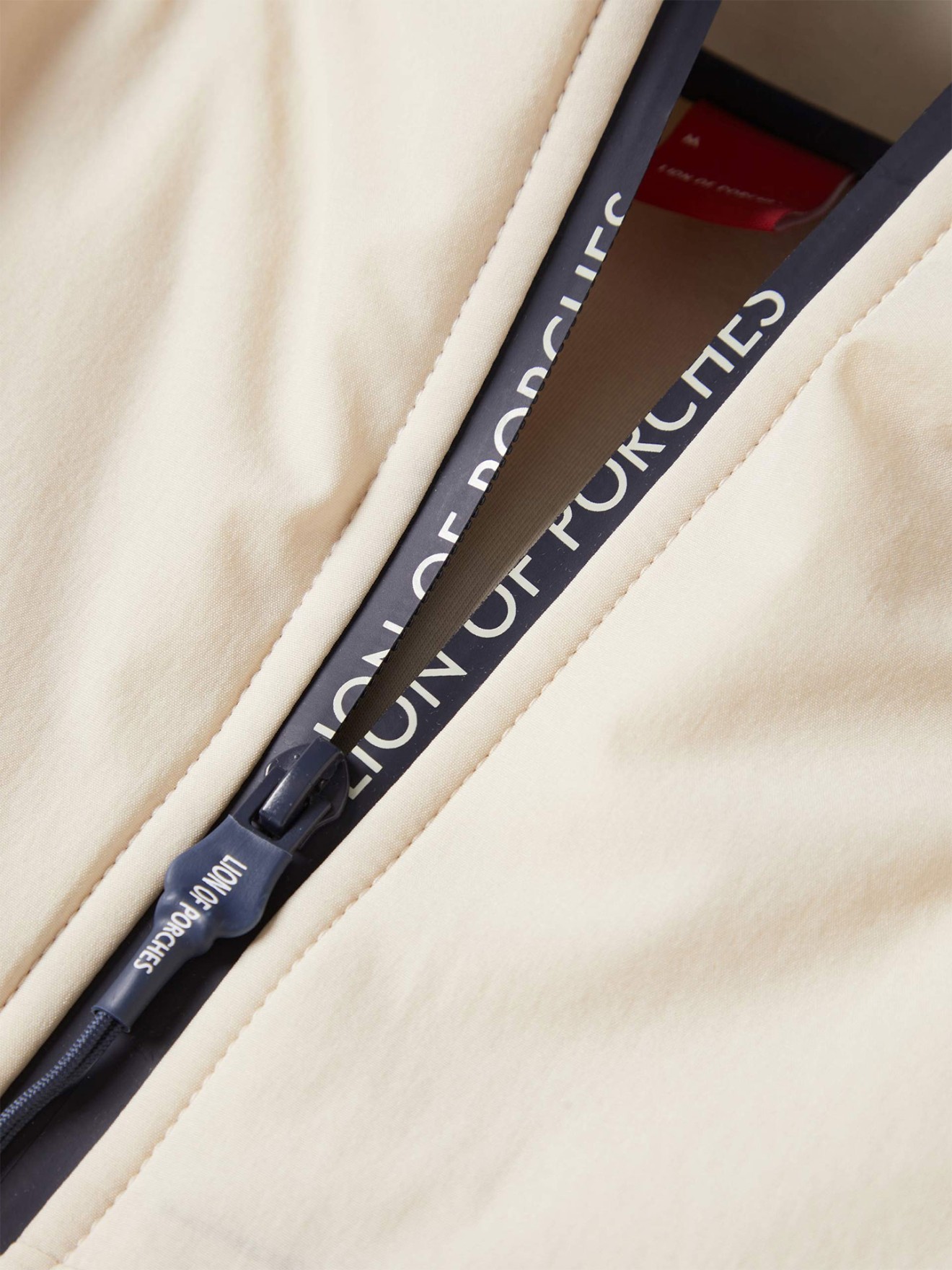 Casaco T�cnico com Capuz