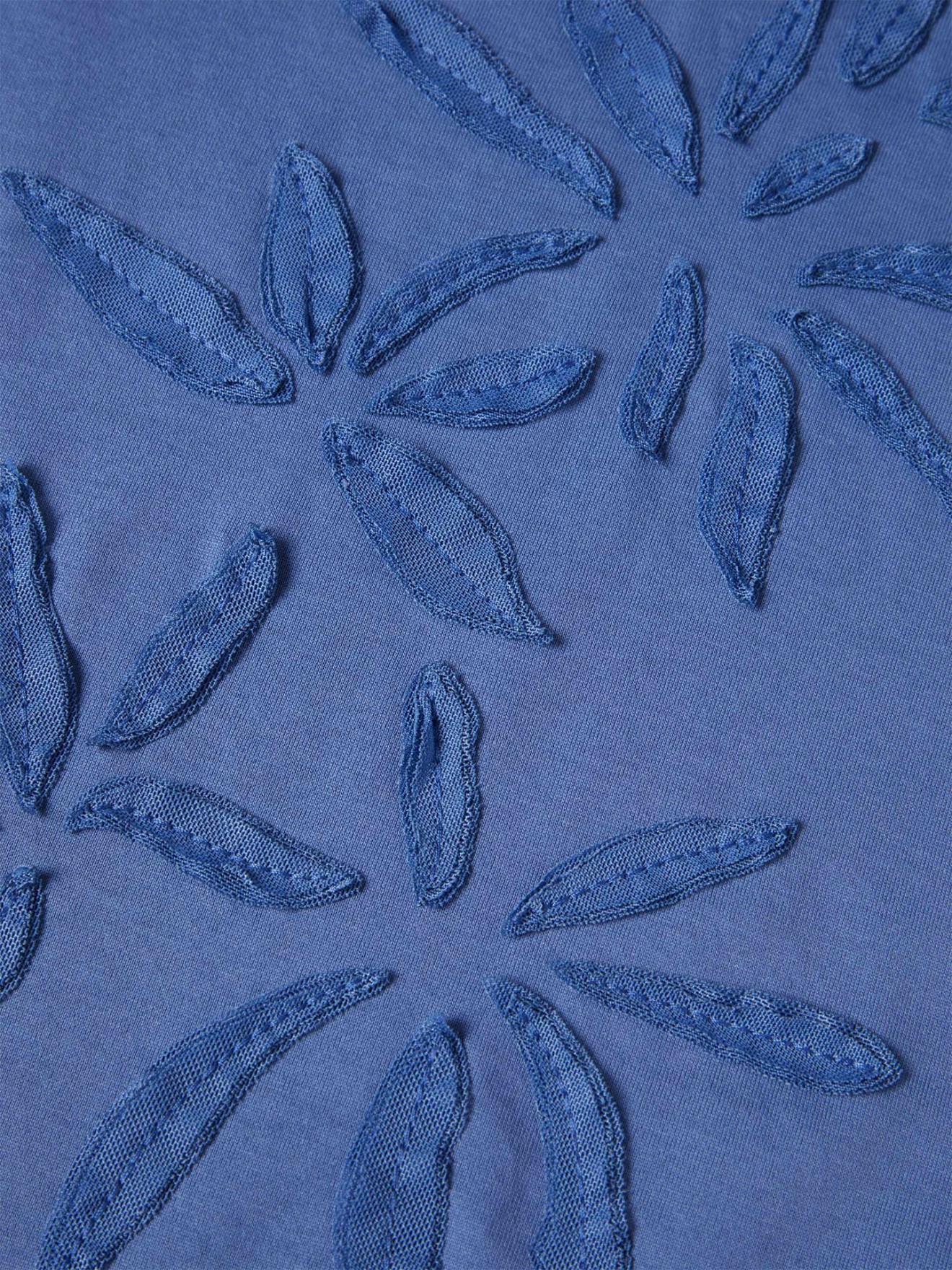 T-shirt com Aplica��o de Folhas