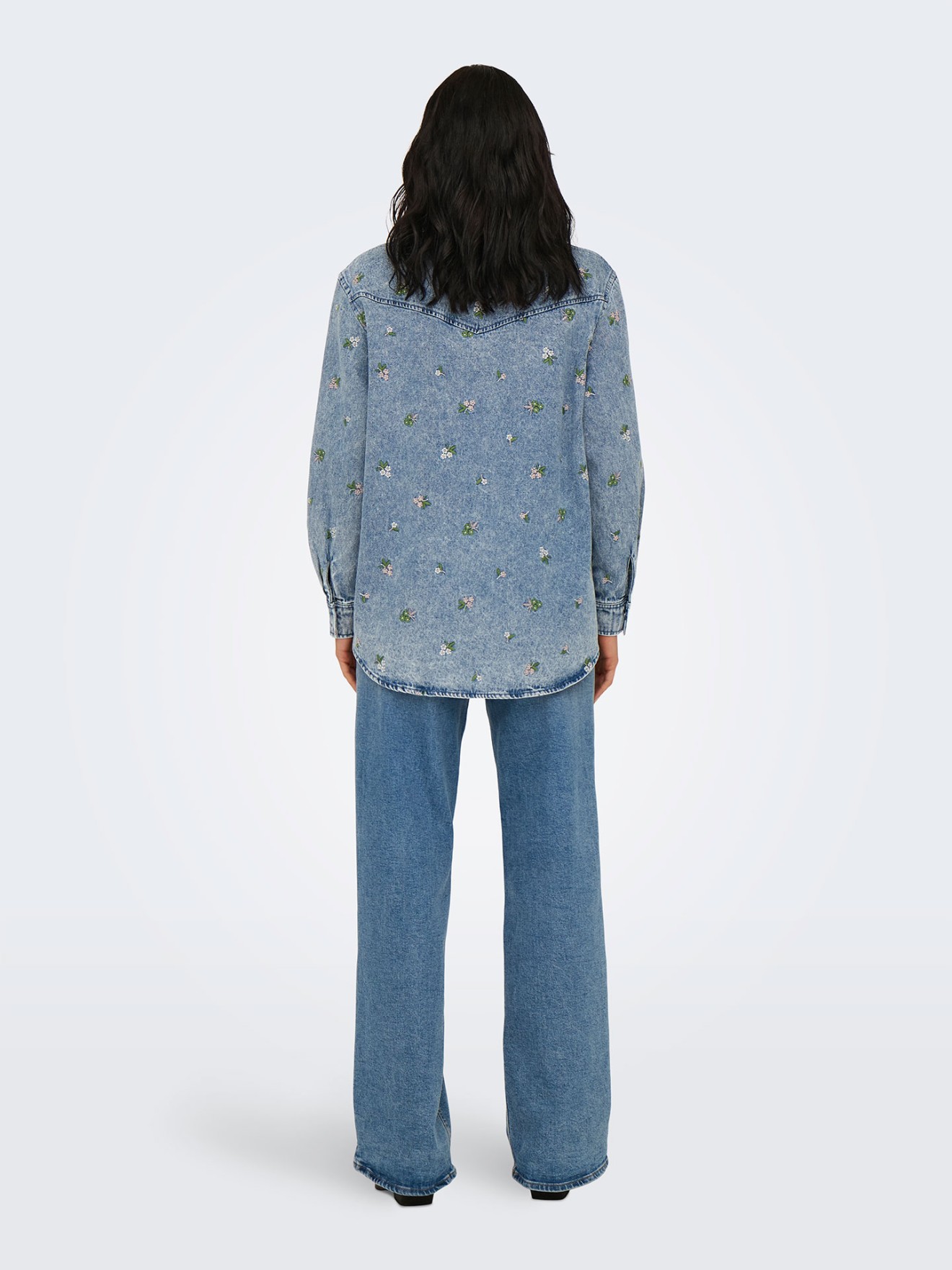 Camisa de Ganga com Bordado Floral