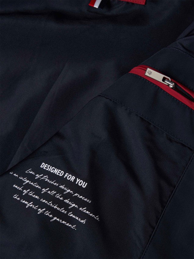 Blusão Técnico com Capuz Embutido