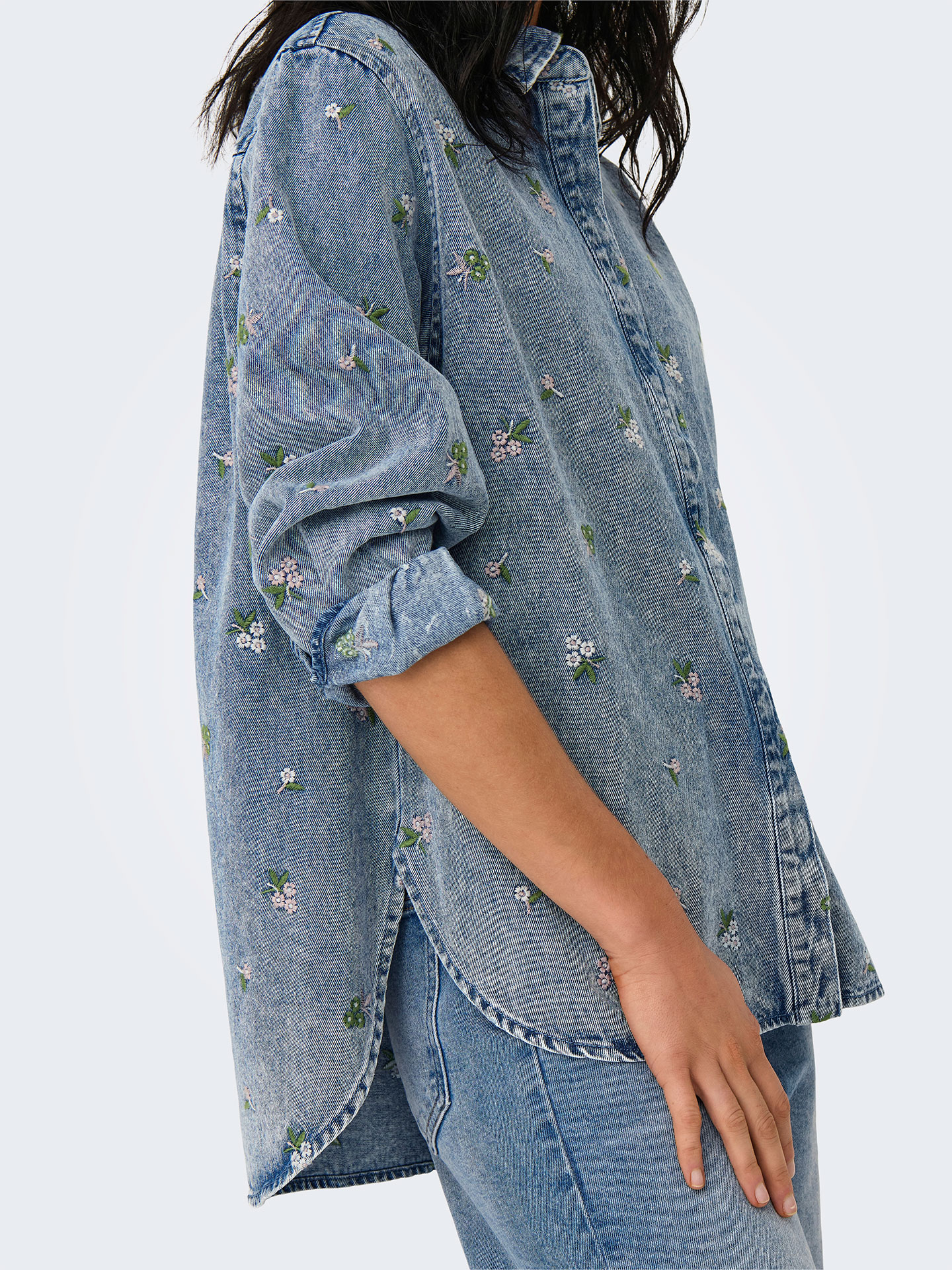 Camisa de Ganga com Bordado Floral