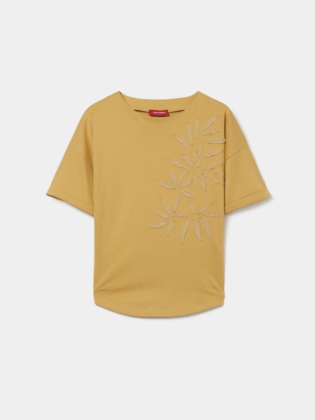 T-shirt com Aplica��o de Folhas