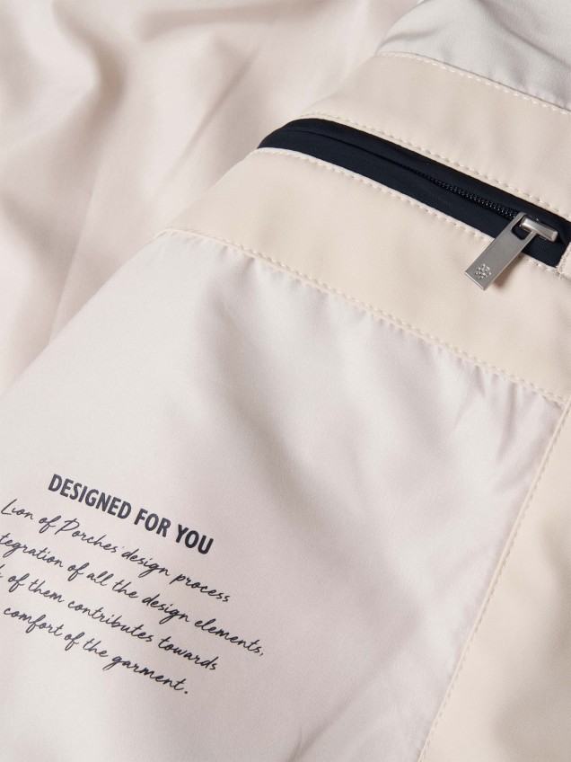 Blusão Técnico com Capuz Embutido