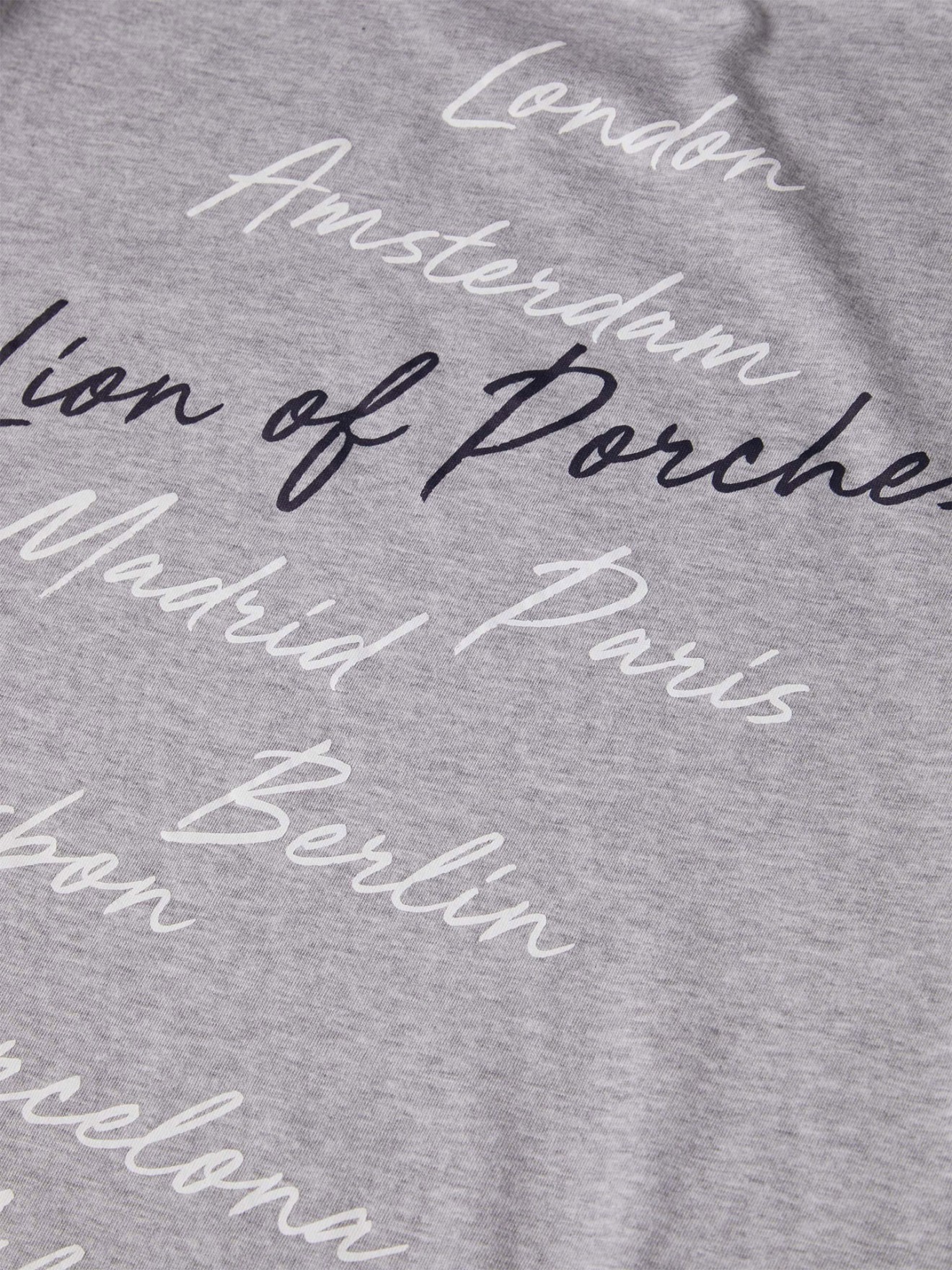 T-shirt com Log�tipo Bordado