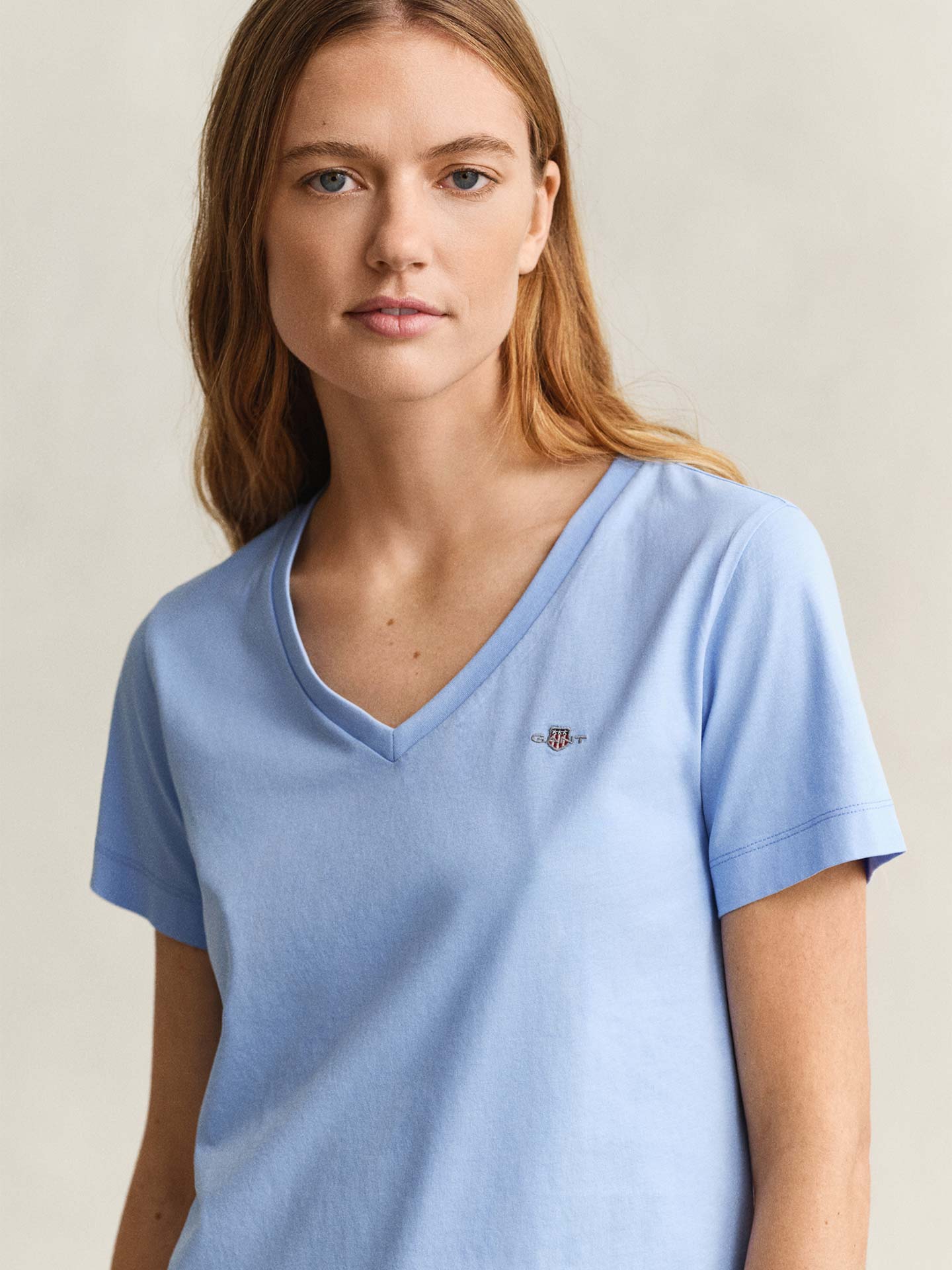 T-shirt com Decote em V