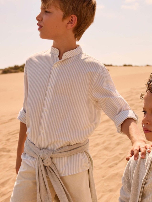 Camisa com Gola Mandarim �s Riscas