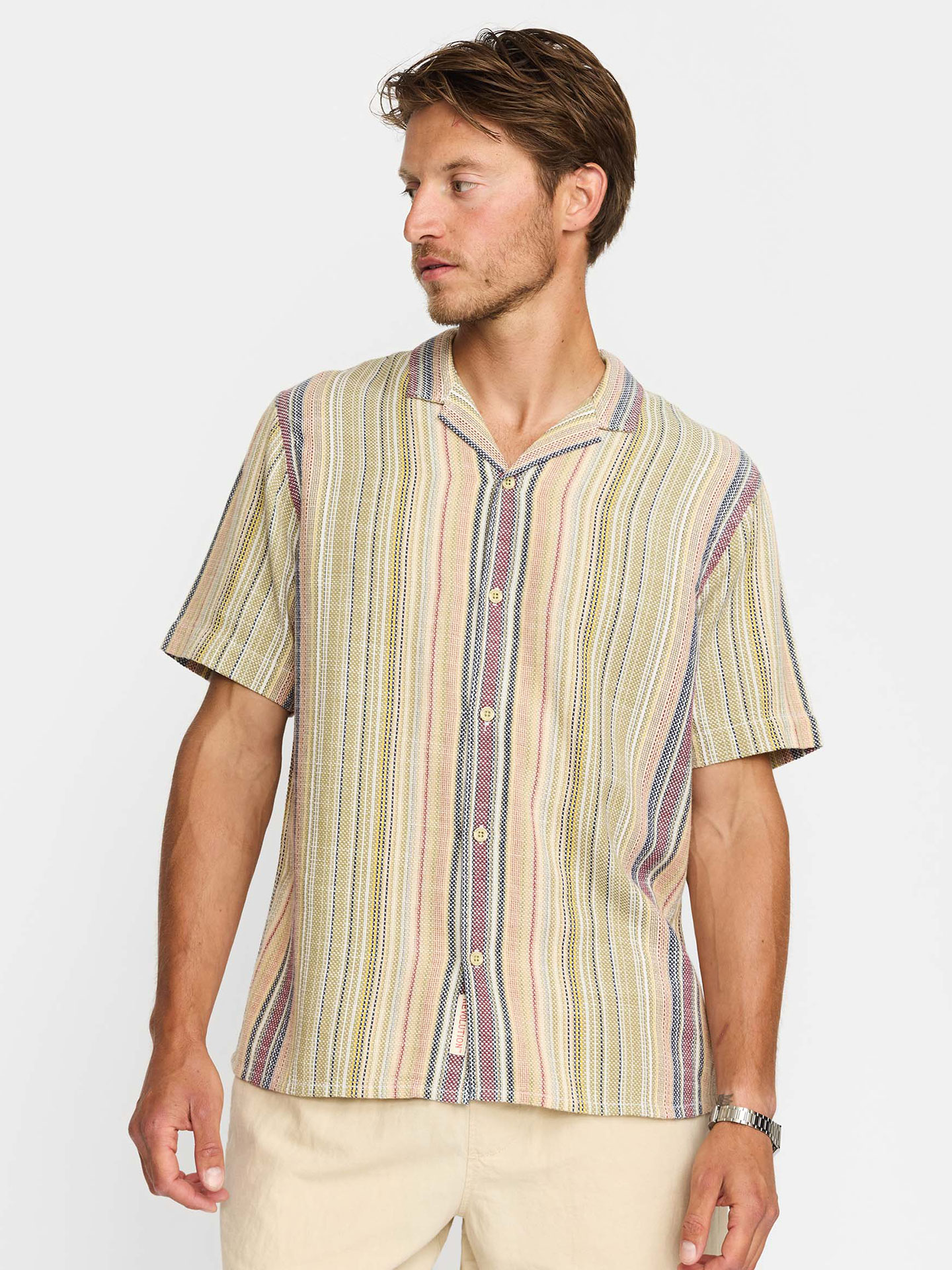 Camisa com Gola Cubana às Riscas