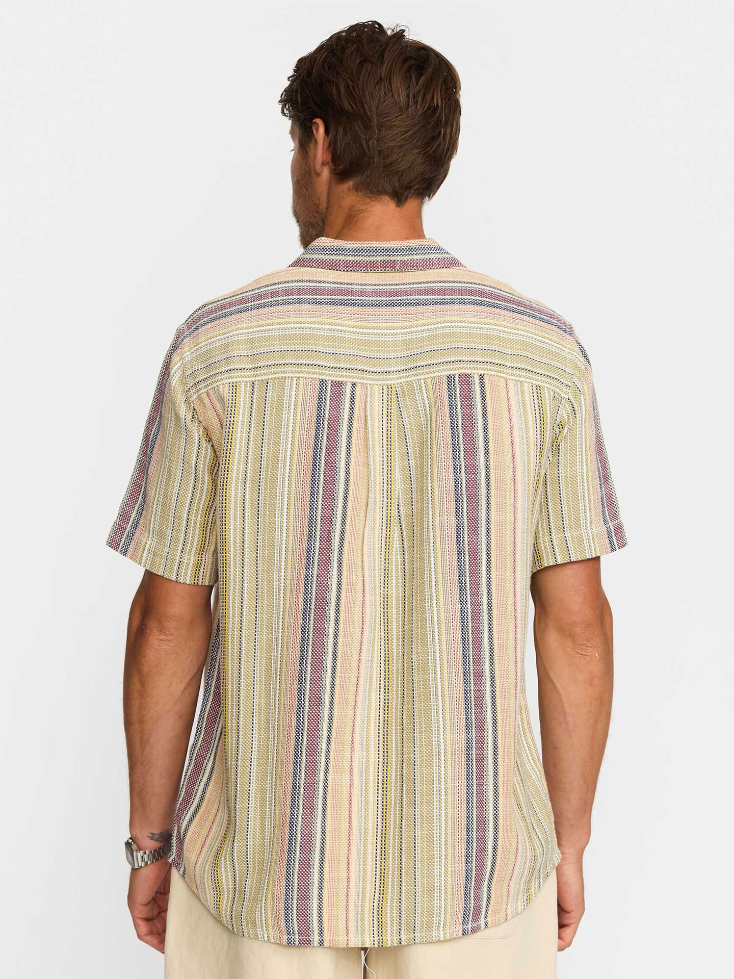 Camisa com Gola Cubana às Riscas