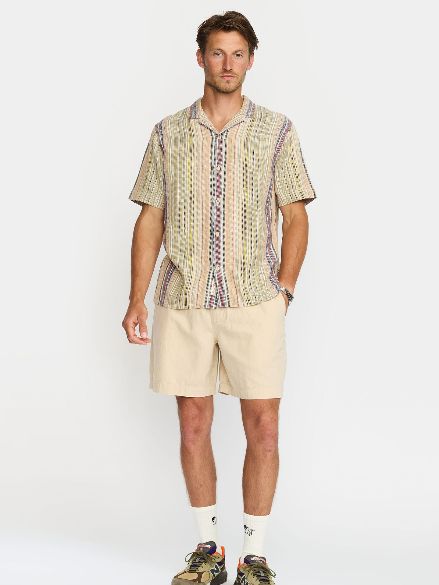 Camisa com Gola Cubana às Riscas