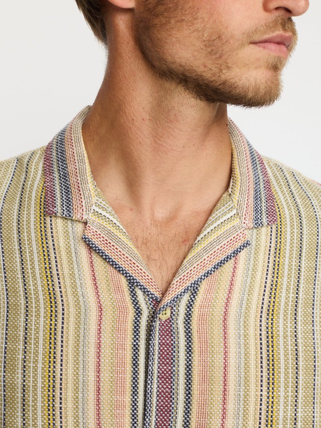 Camisa com Gola Cubana às Riscas