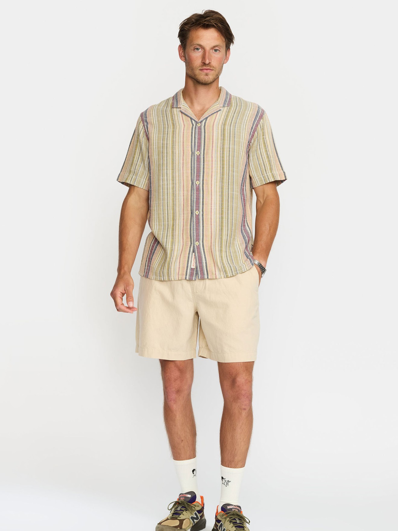 Camisa com Gola Cubana às Riscas