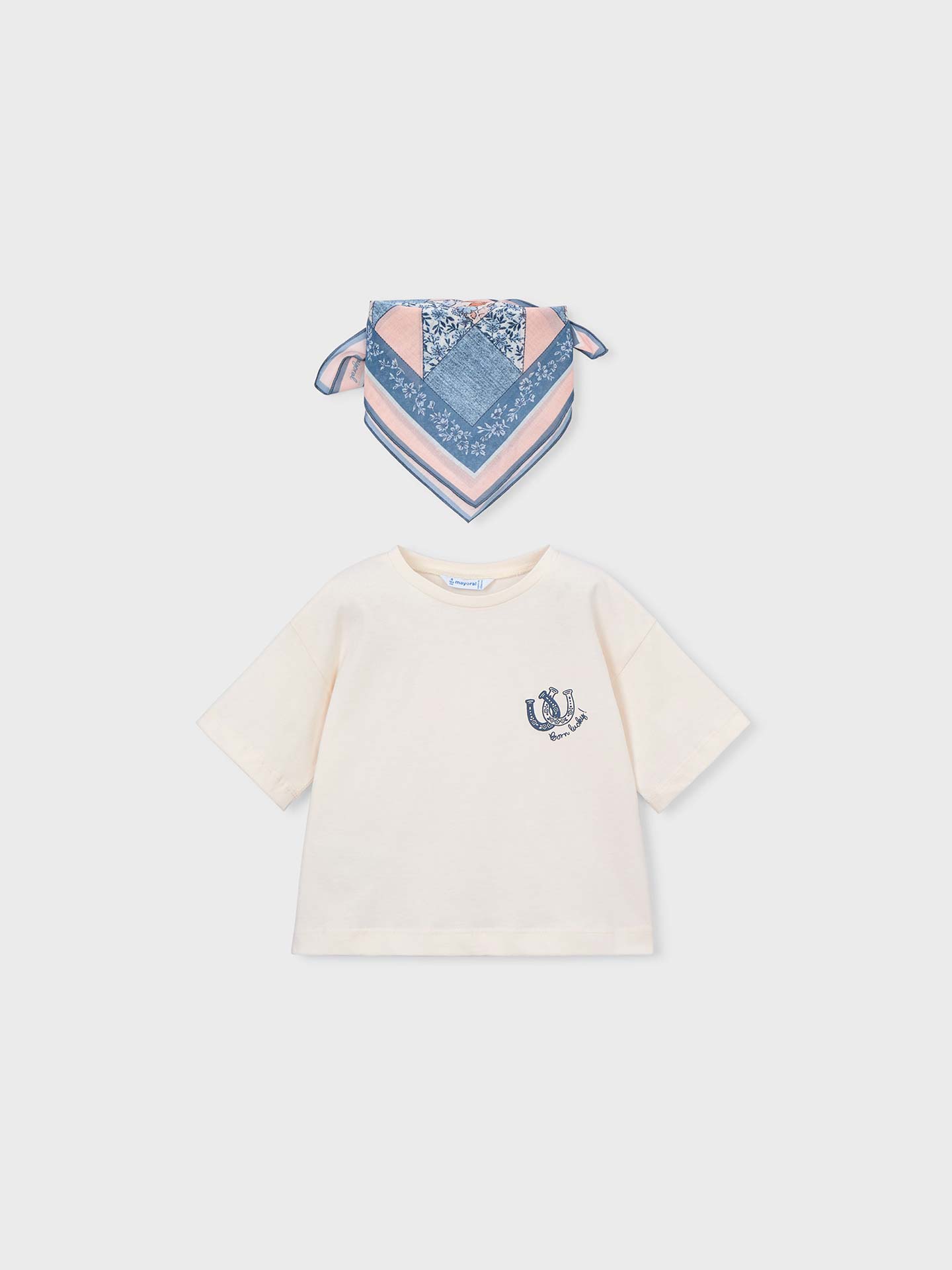 T-shirt com Lenço