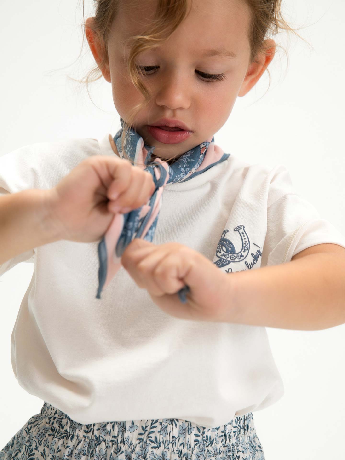 T-shirt com Lenço