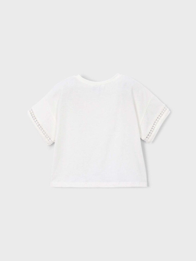 T-shirt com Nó Frontal e Detalhe Bordado
