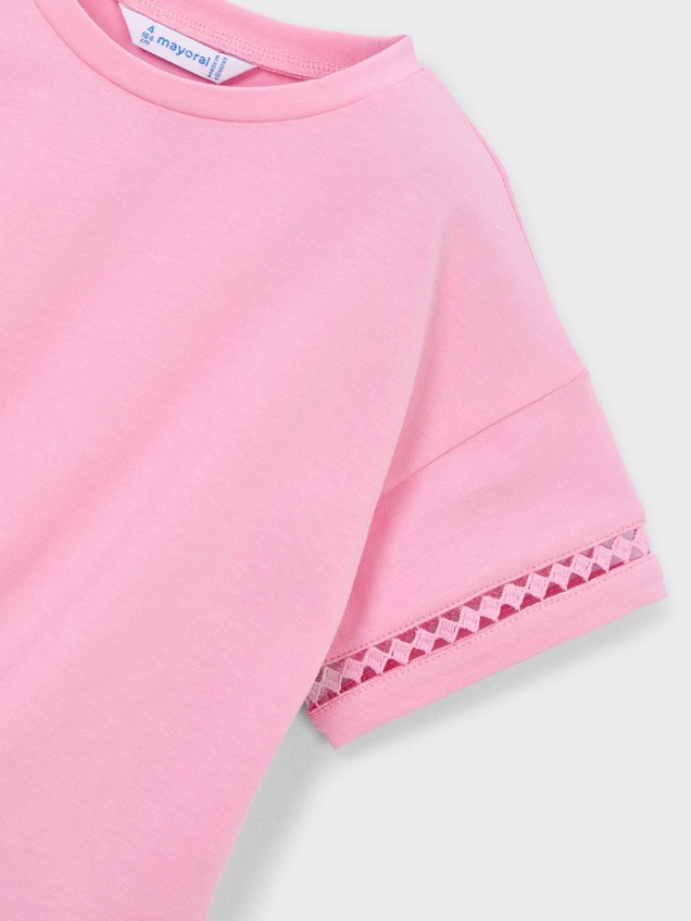 T-shirt com Nó Frontal e Detalhe Bordado