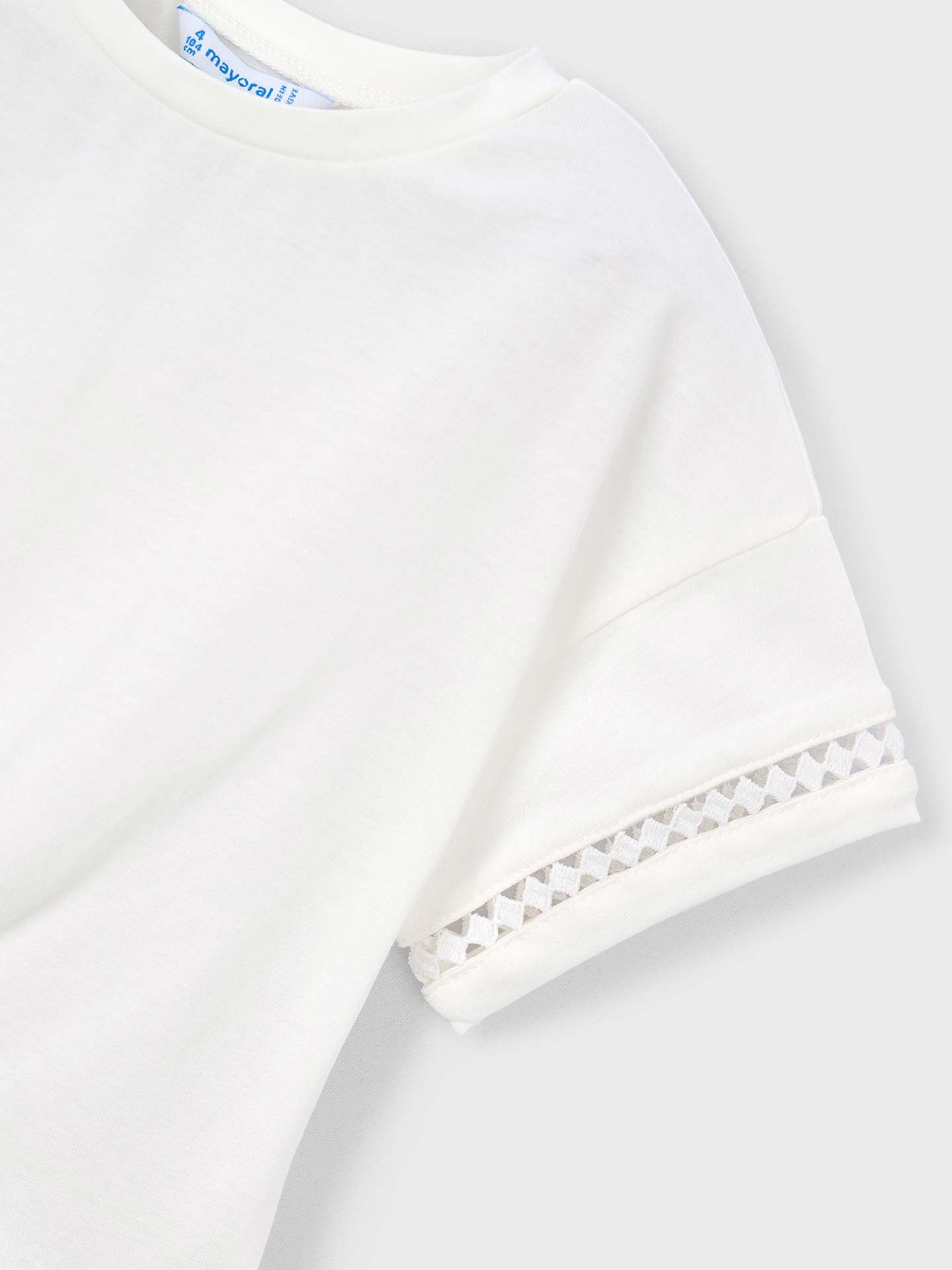 T-shirt com Nó Frontal e Detalhe Bordado