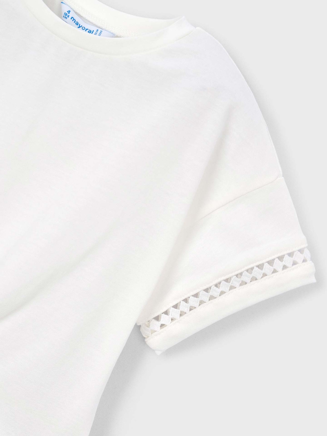 T-shirt com N� Frontal e Detalhe Bordado