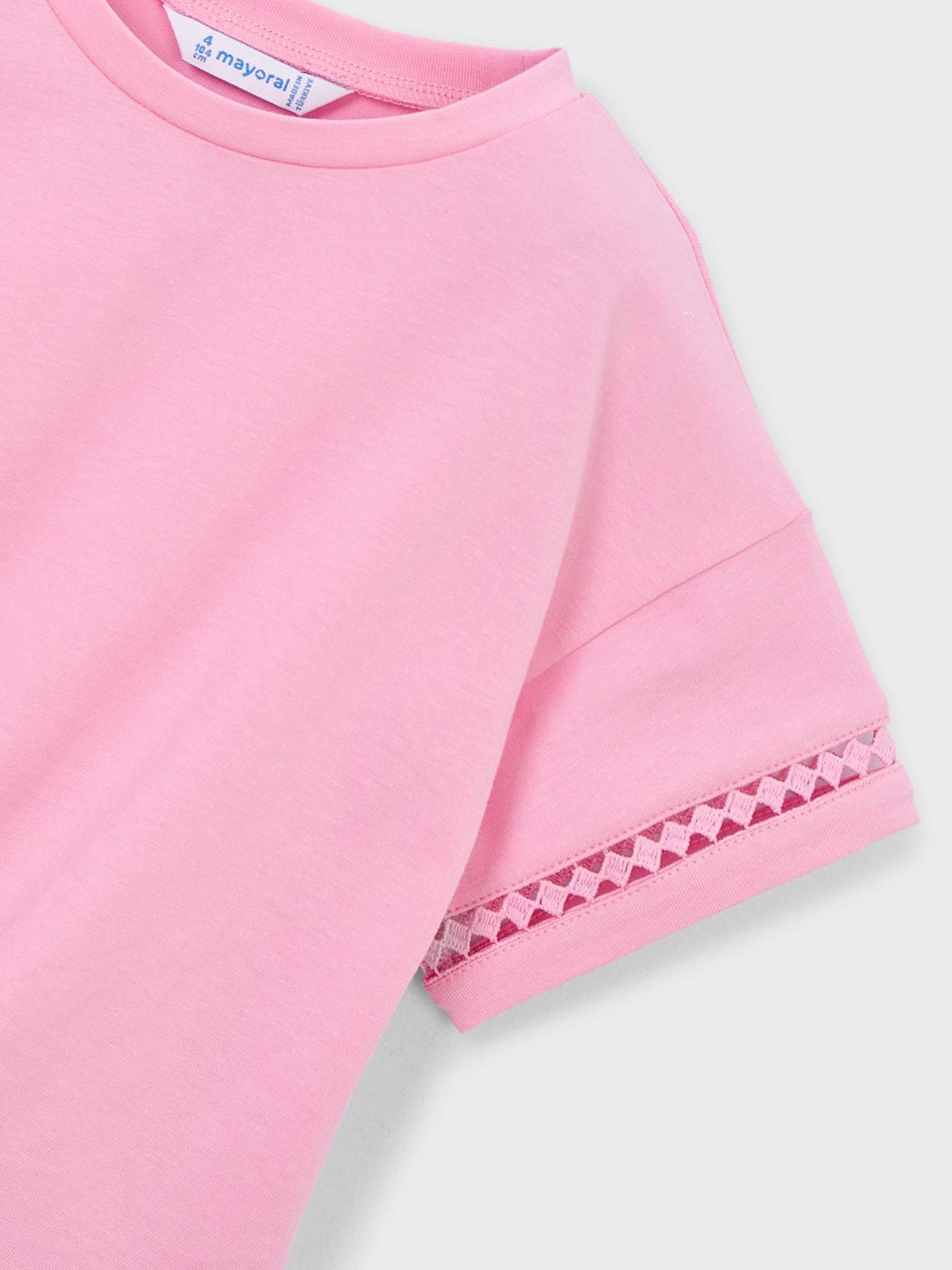 T-shirt com N� Frontal e Detalhe Bordado