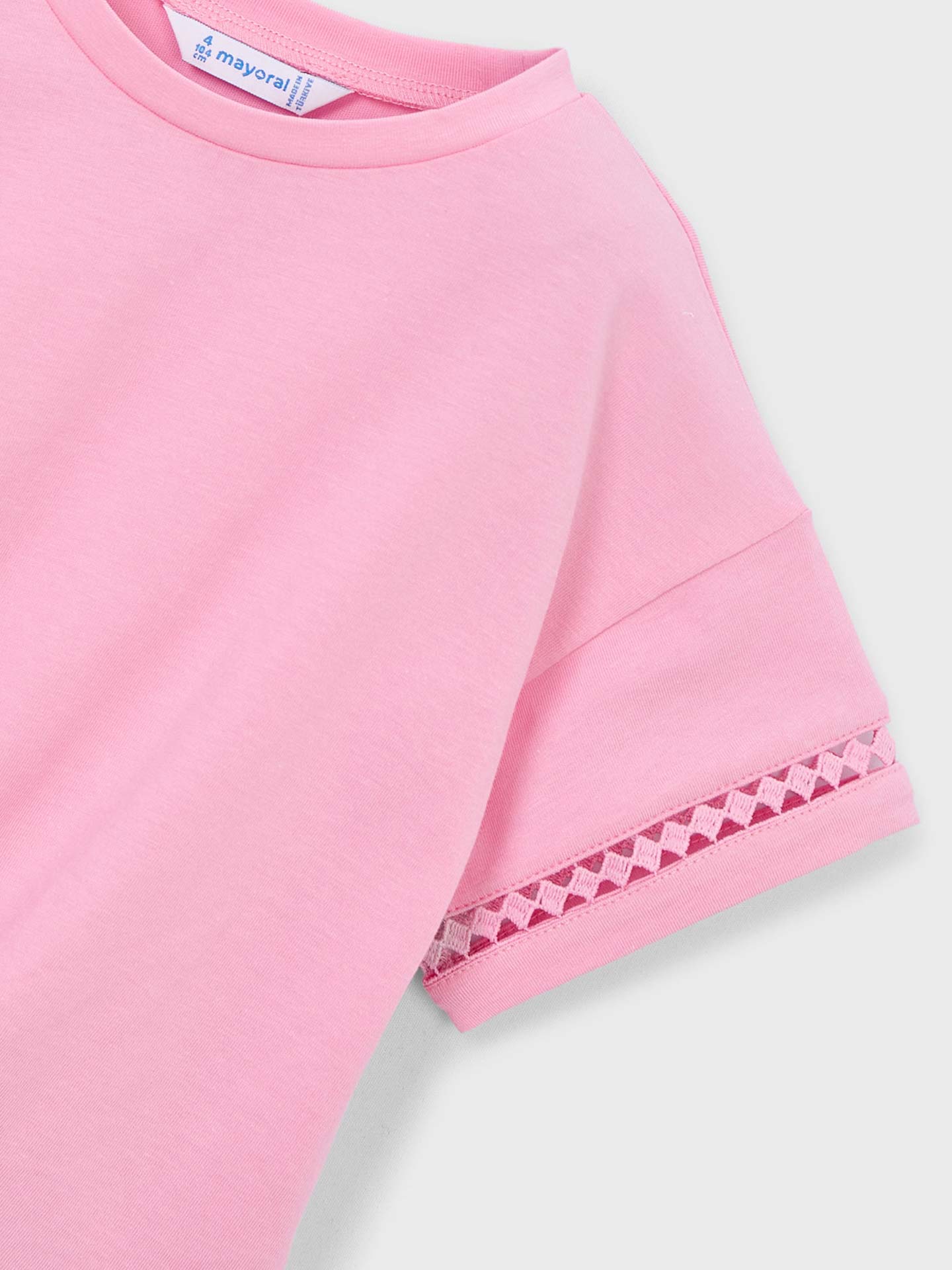 T-shirt com Nó Frontal e Detalhe Bordado