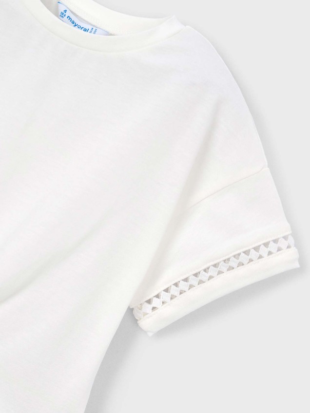 T-shirt com Nó Frontal e Detalhe Bordado