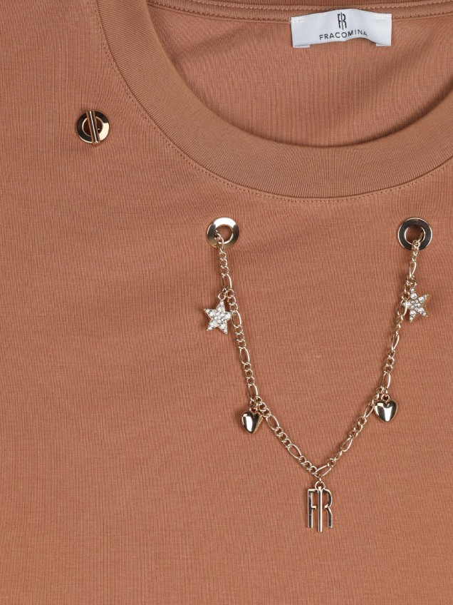 T-shirt com Tachas e Colar Decorativo