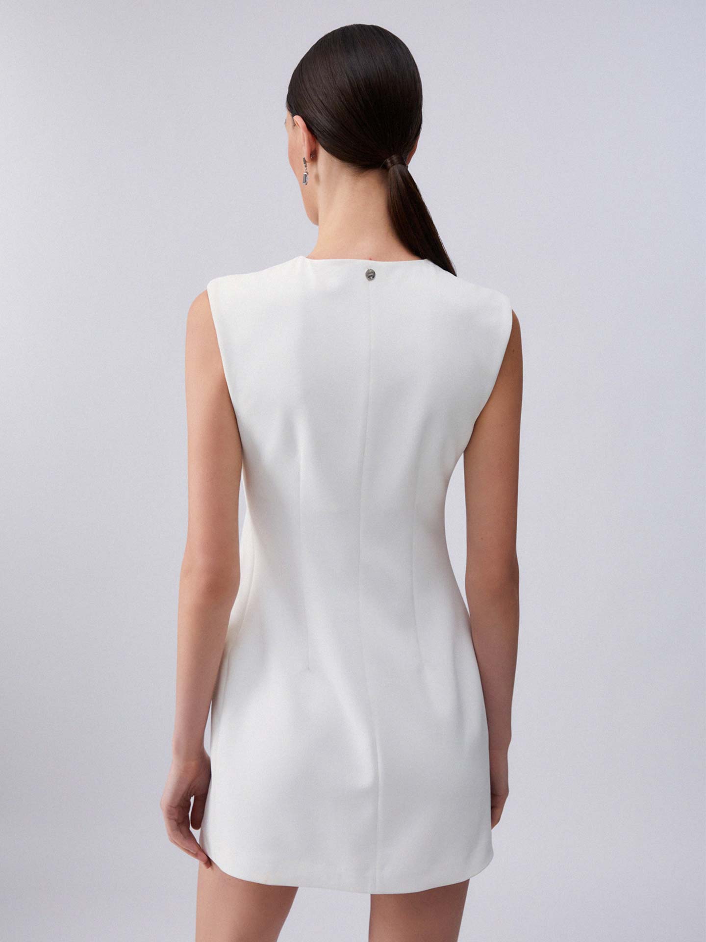 Vestido Curto de Crepe com Aplicação de Tachas