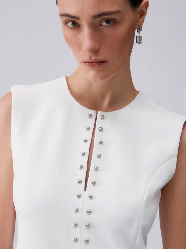 Vestido Curto de Crepe com Aplicação de Tachas