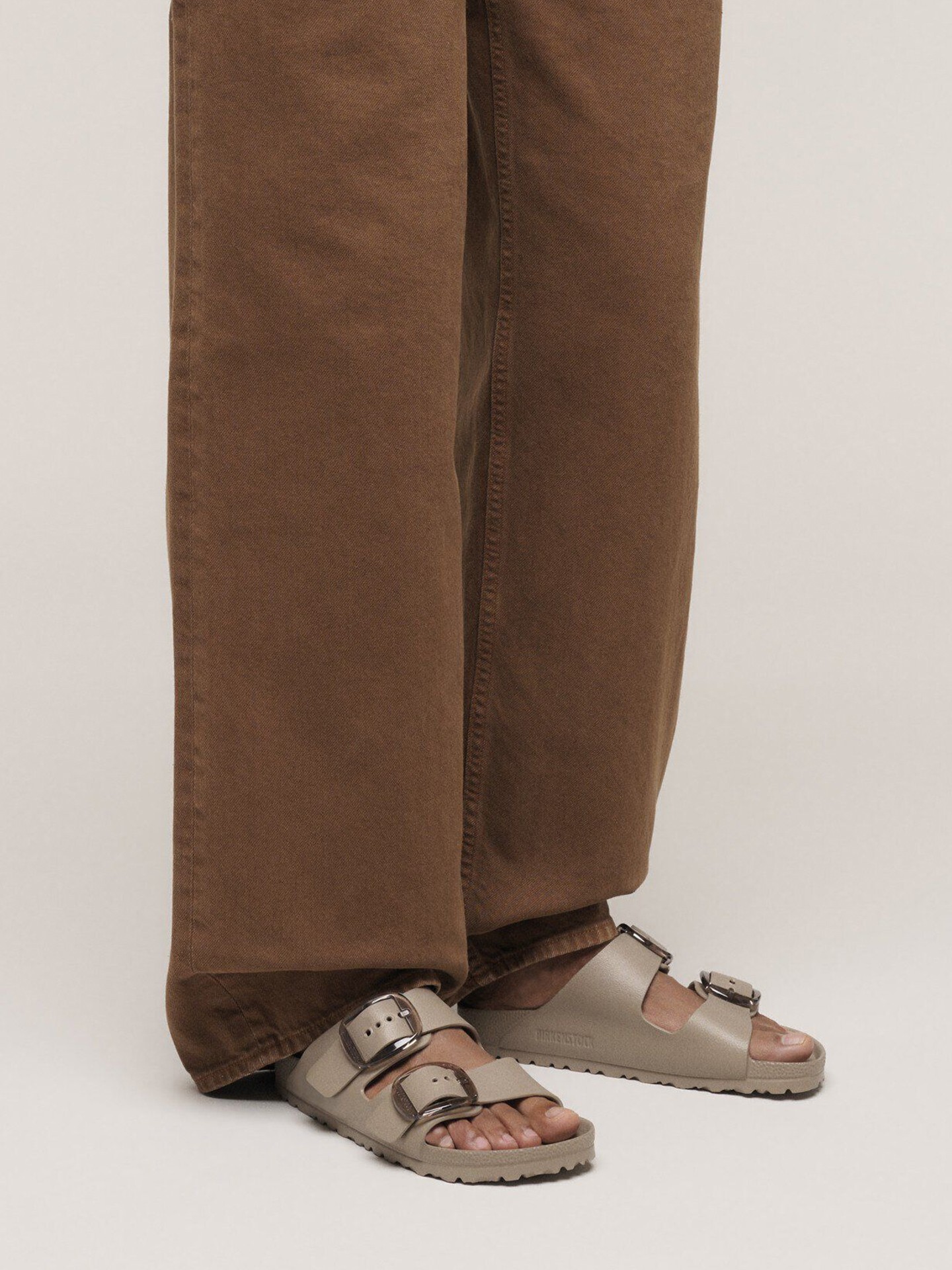 Sandálias Arizona Big Buckle em EVA