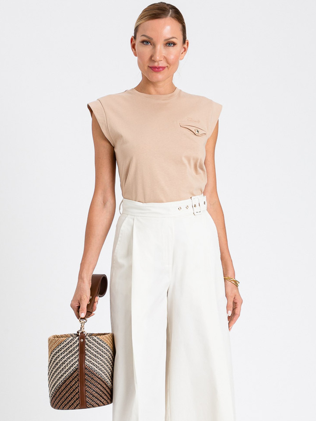 T-shirt com Bolso