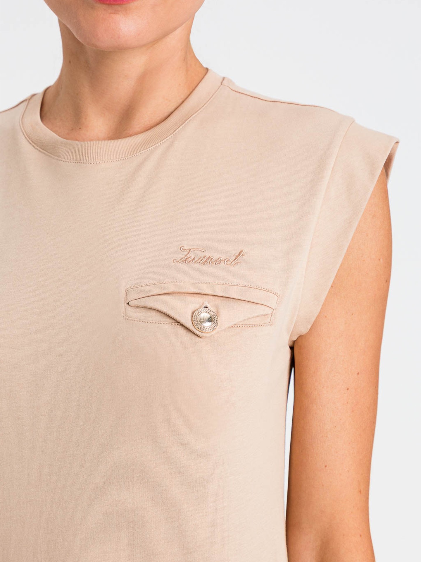 T-shirt com Bolso