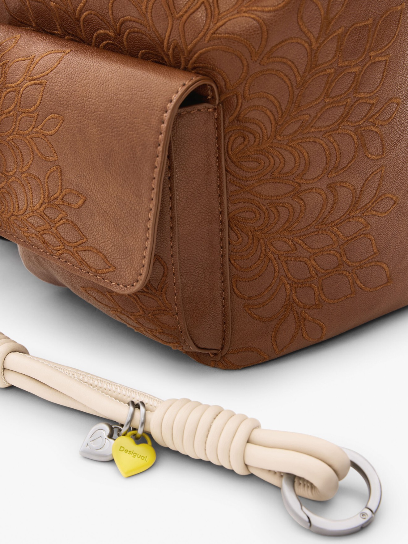 Mochila Mala com Bordados Efeito Pele