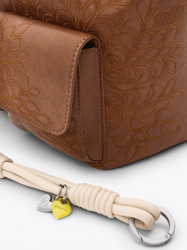 Mochila Mala com Bordados Efeito Pele