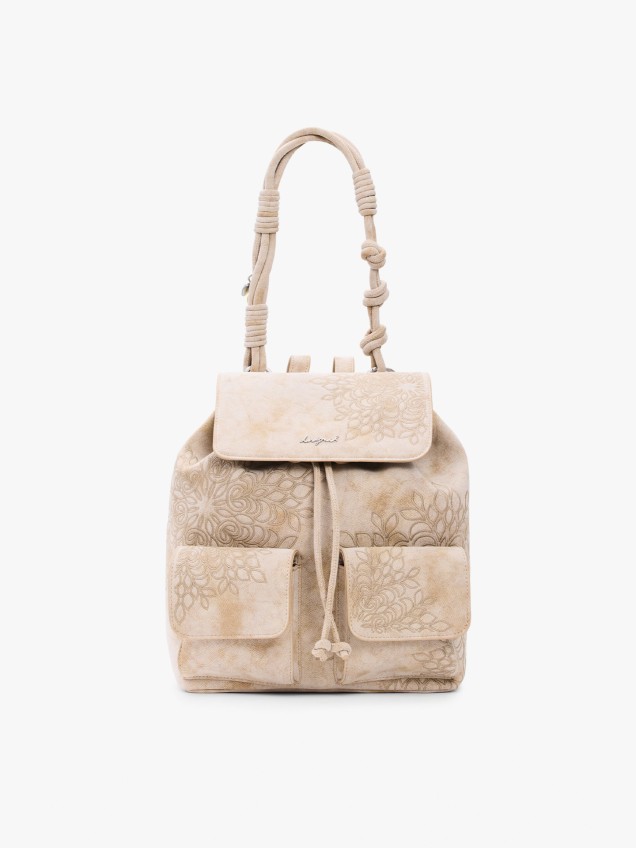 Mochila com Bordados e Bolsos Frontais