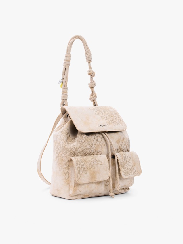 Mochila com Bordados e Bolsos Frontais