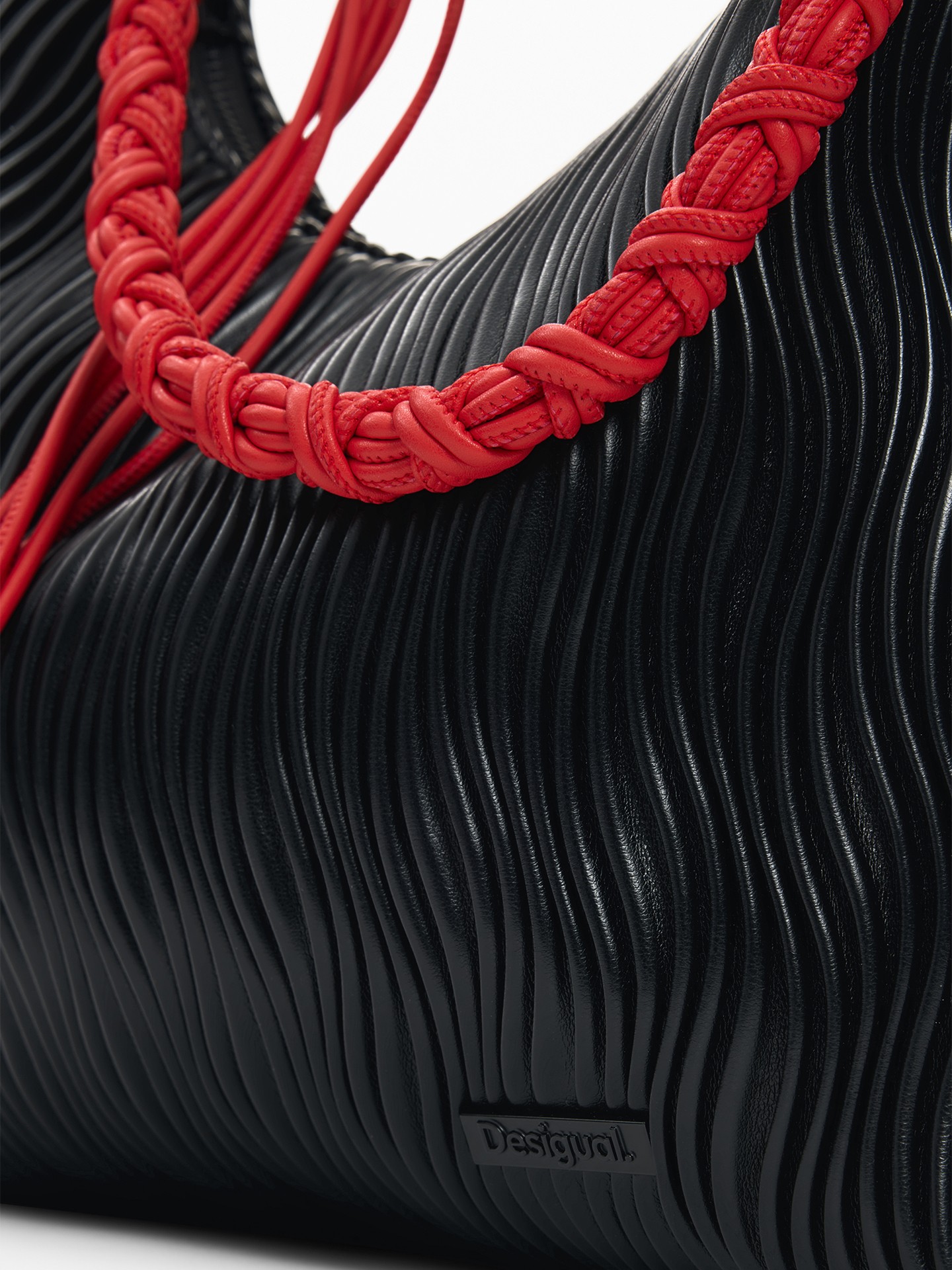 Mala de Ombro com Textura em Relevo