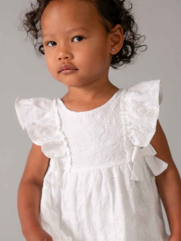 Vestido com Bordado Floral e Folhos