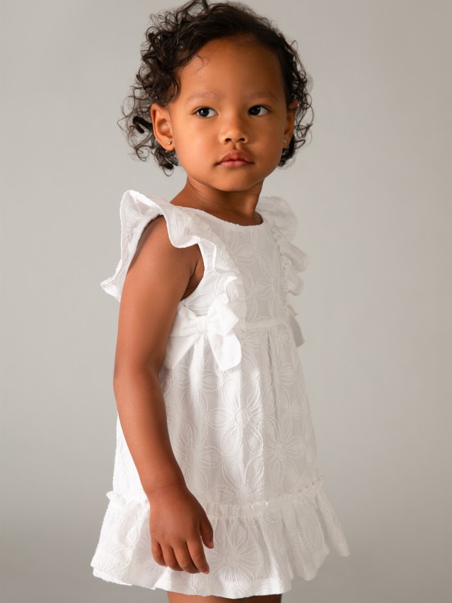 Vestido com Bordado Floral e Folhos