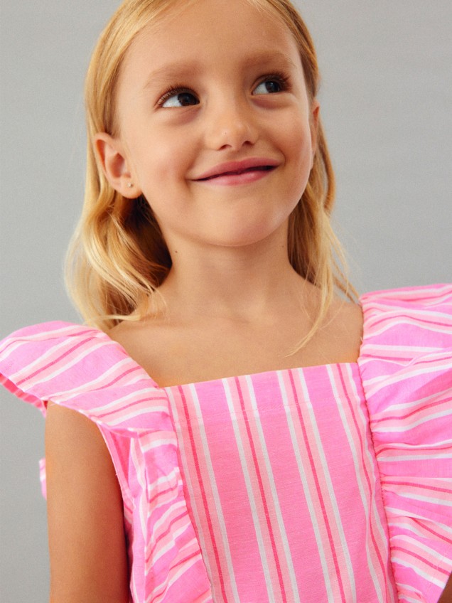 Macacão com Padrão de Riscas e Folhos