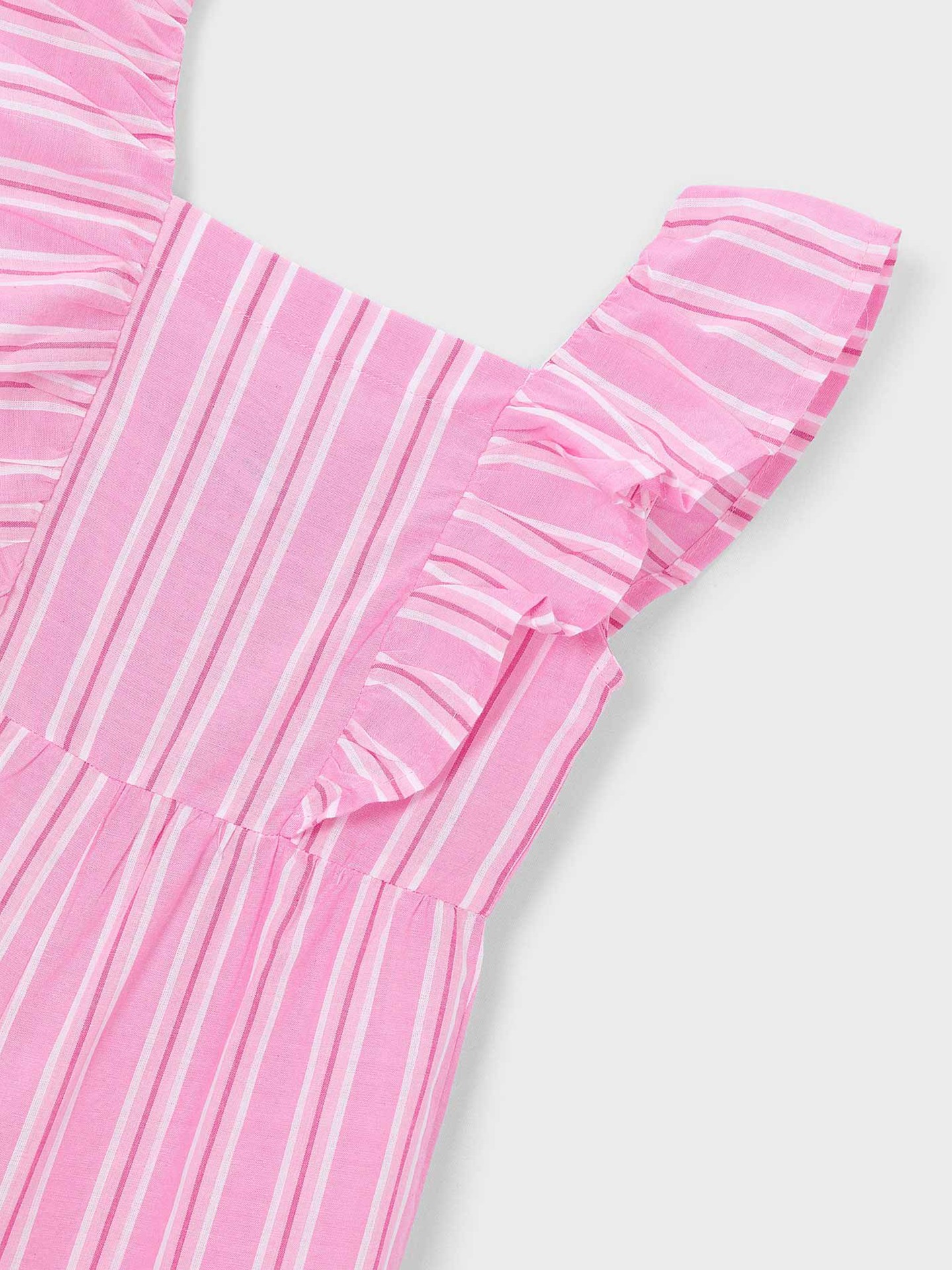 Macacão com Padrão de Riscas e Folhos