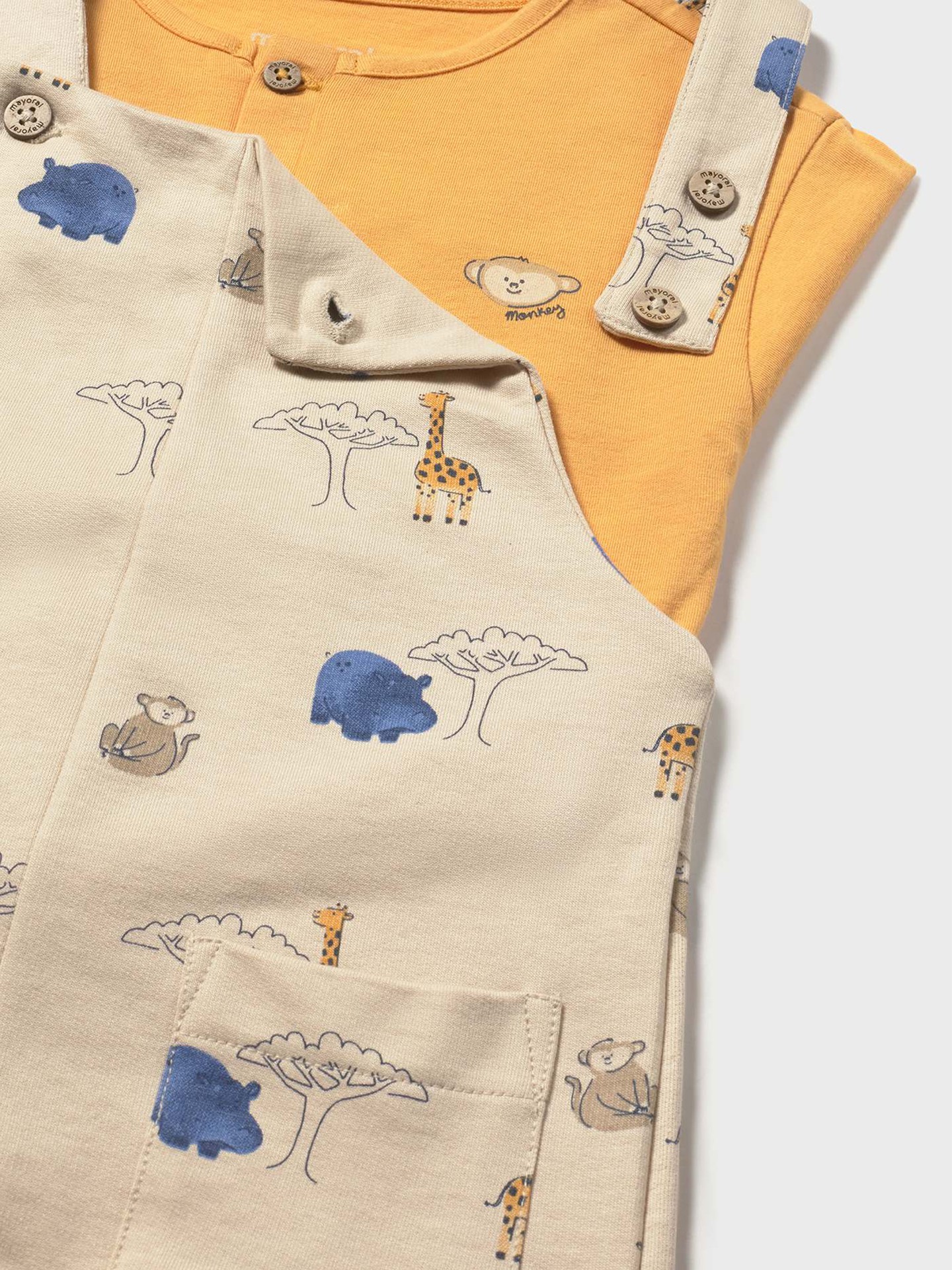 Conjunto de T-shirt e Jardineiras