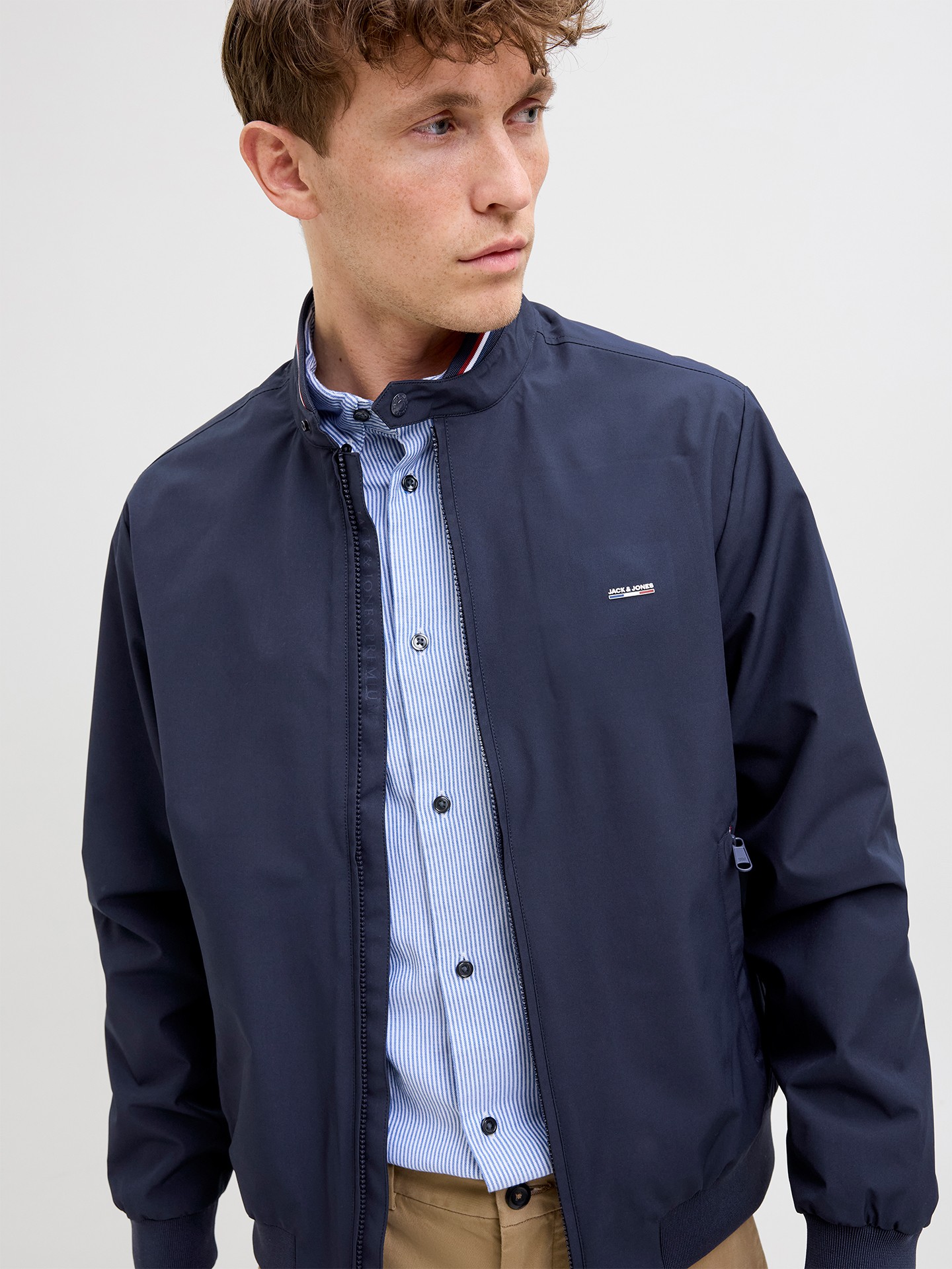 Blusão Estilo Bomber com Fecho de Correr