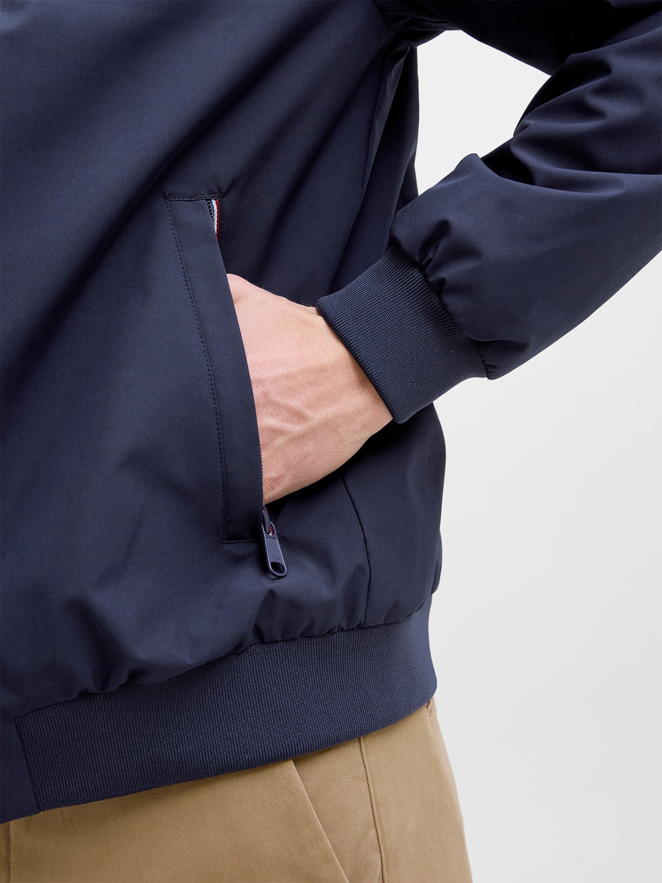 Blus�o Estilo Bomber com Fecho de Correr