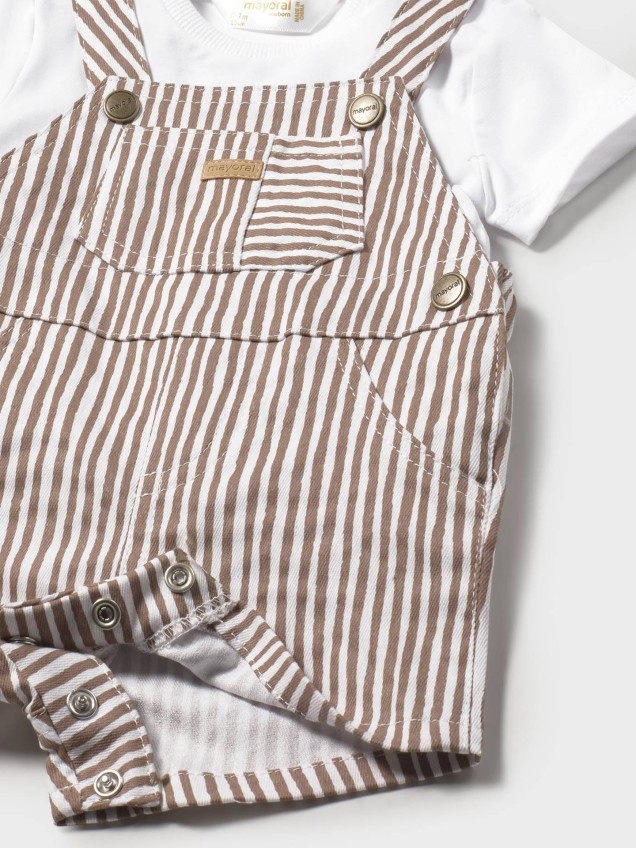 Conjunto de T-shirt e Jardineiras Curtas