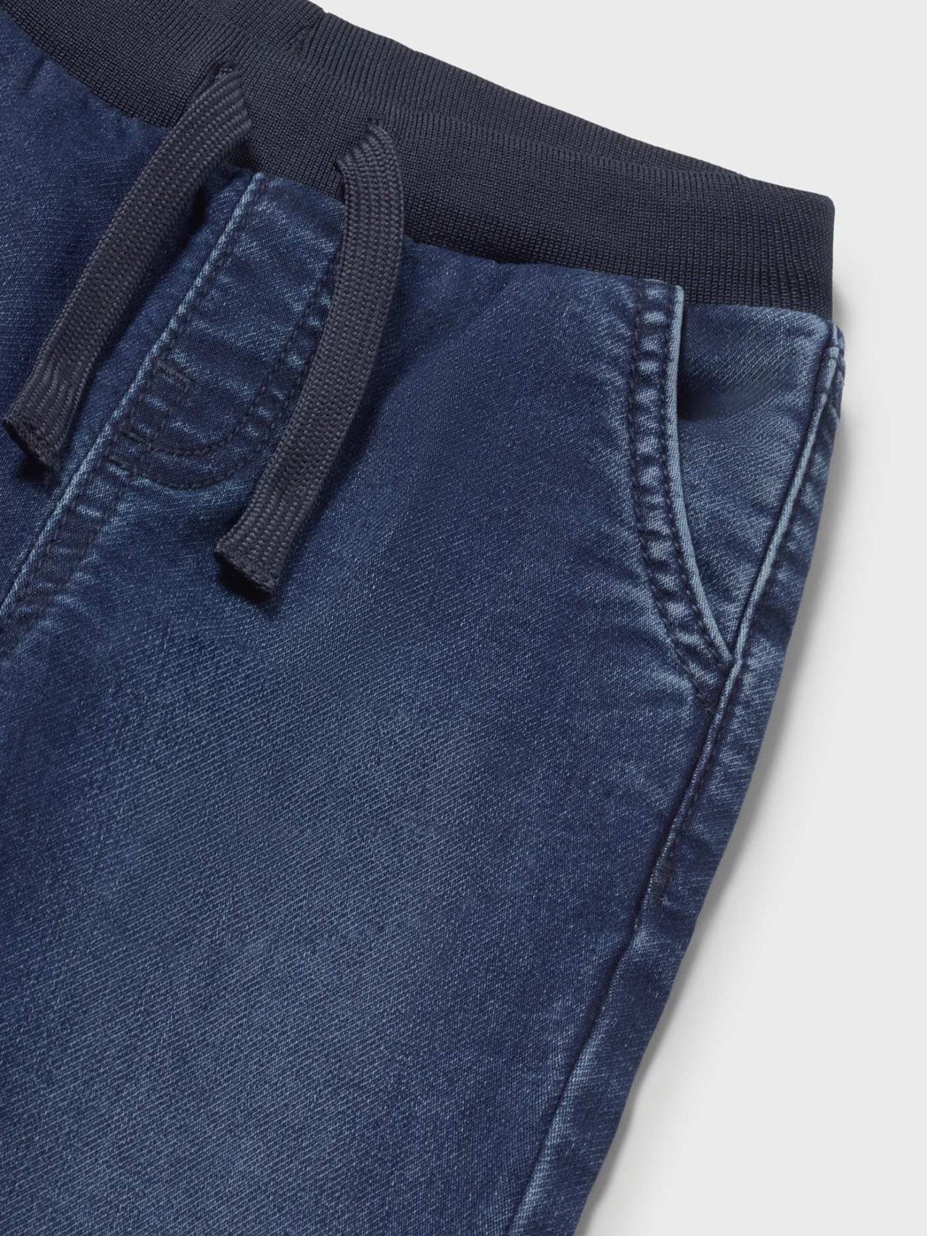 Cal�as Jogger em Ganga