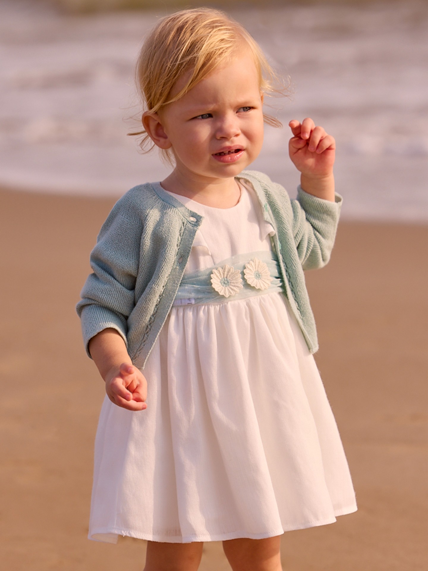 Vestido de Cerimónia com Faixa de Tule e Flores