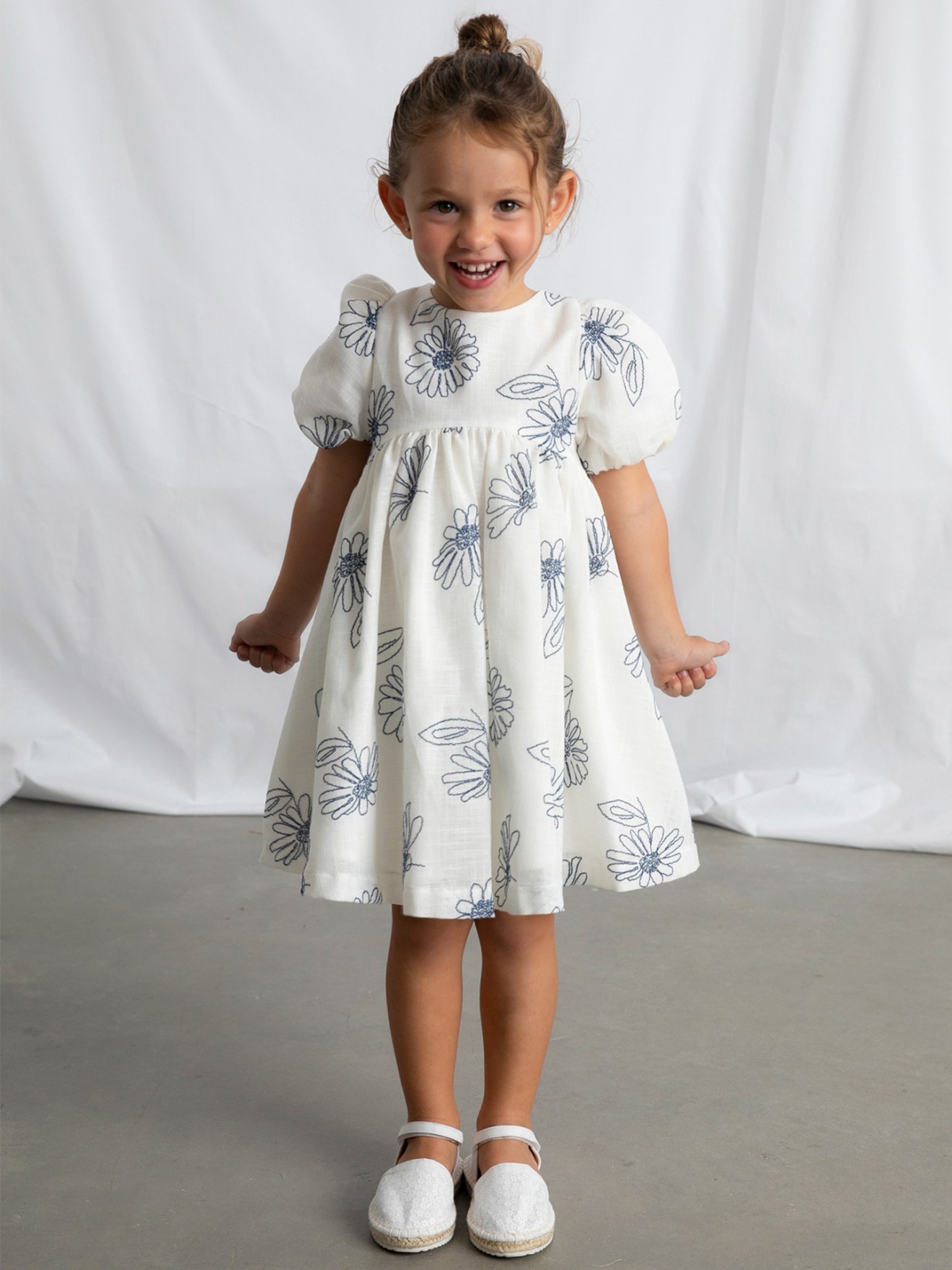 Vestido com Bordado Floral