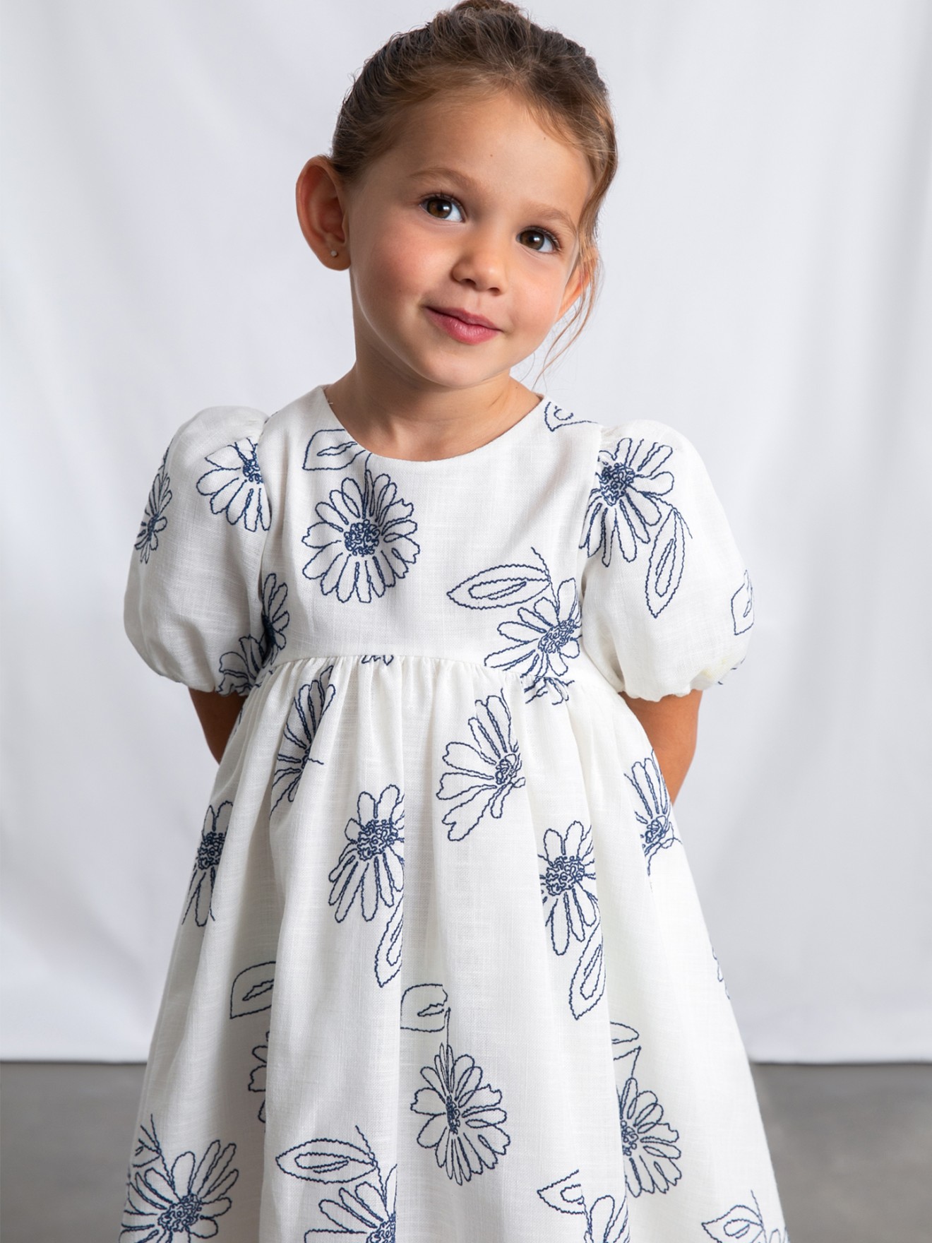 Vestido com Bordado Floral